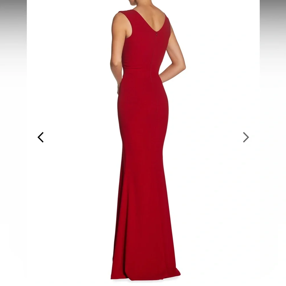 Dress the Population Sandra Plunging V-Neck Sleeveless Crepe Gown - Picture 5 of 6
